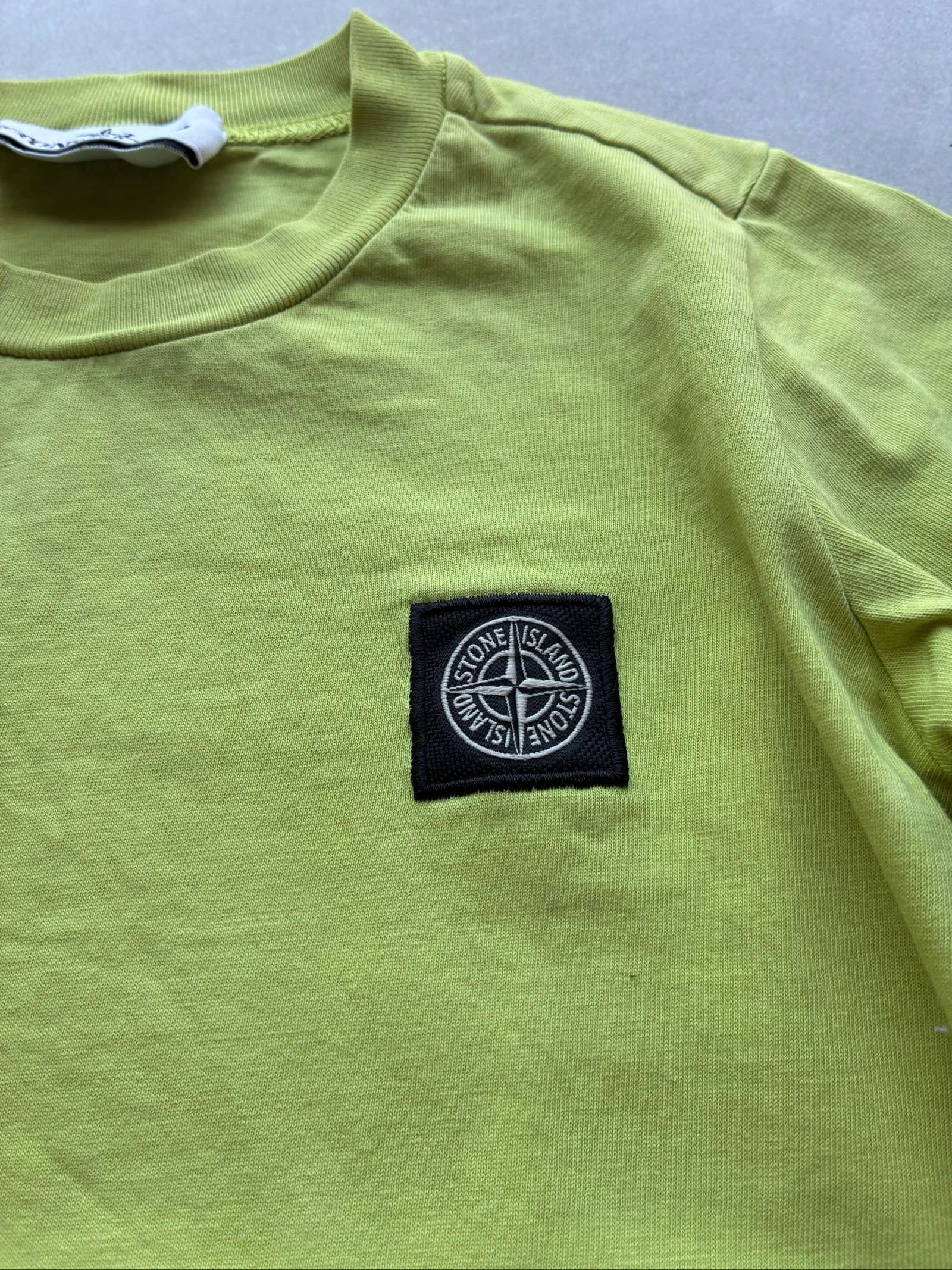 T-shirt Stone Island Junior Verde Autêntico Logo Bordado Tamanho 3 Anos (98 cm) – Muito Bom Estado – photo 2